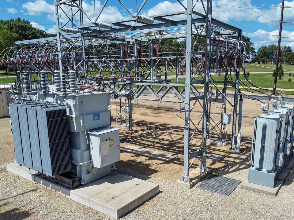 Transformador de potencia y estructura de una subestación eléctrica sobre base de concreto.
